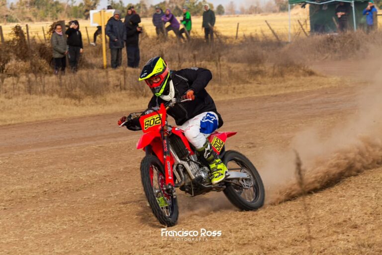 Batistelli no afloja: tercera victoria consecutiva y liderazgo firme en la Moto 1