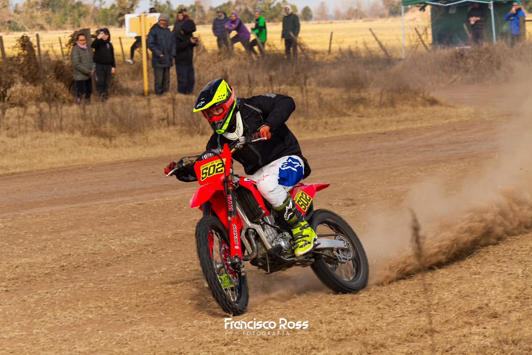 Batistelli no afloja: tercera victoria consecutiva y liderazgo firme en la Moto 1